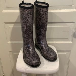 Kamik gently used rain boots - runs true to size